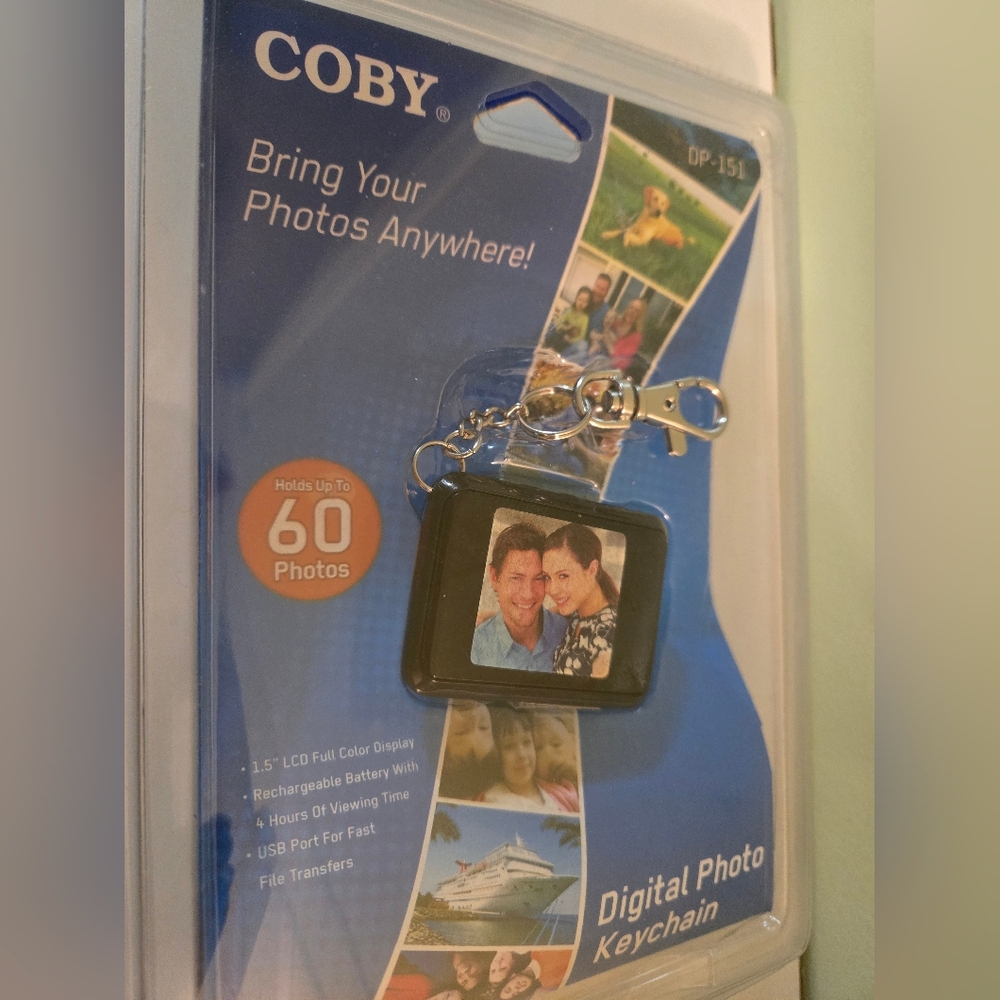 NIP Coby Digital Photo Keychain DP151 1.5" LCD 60 Photos Rechargeable IN PACKAGE